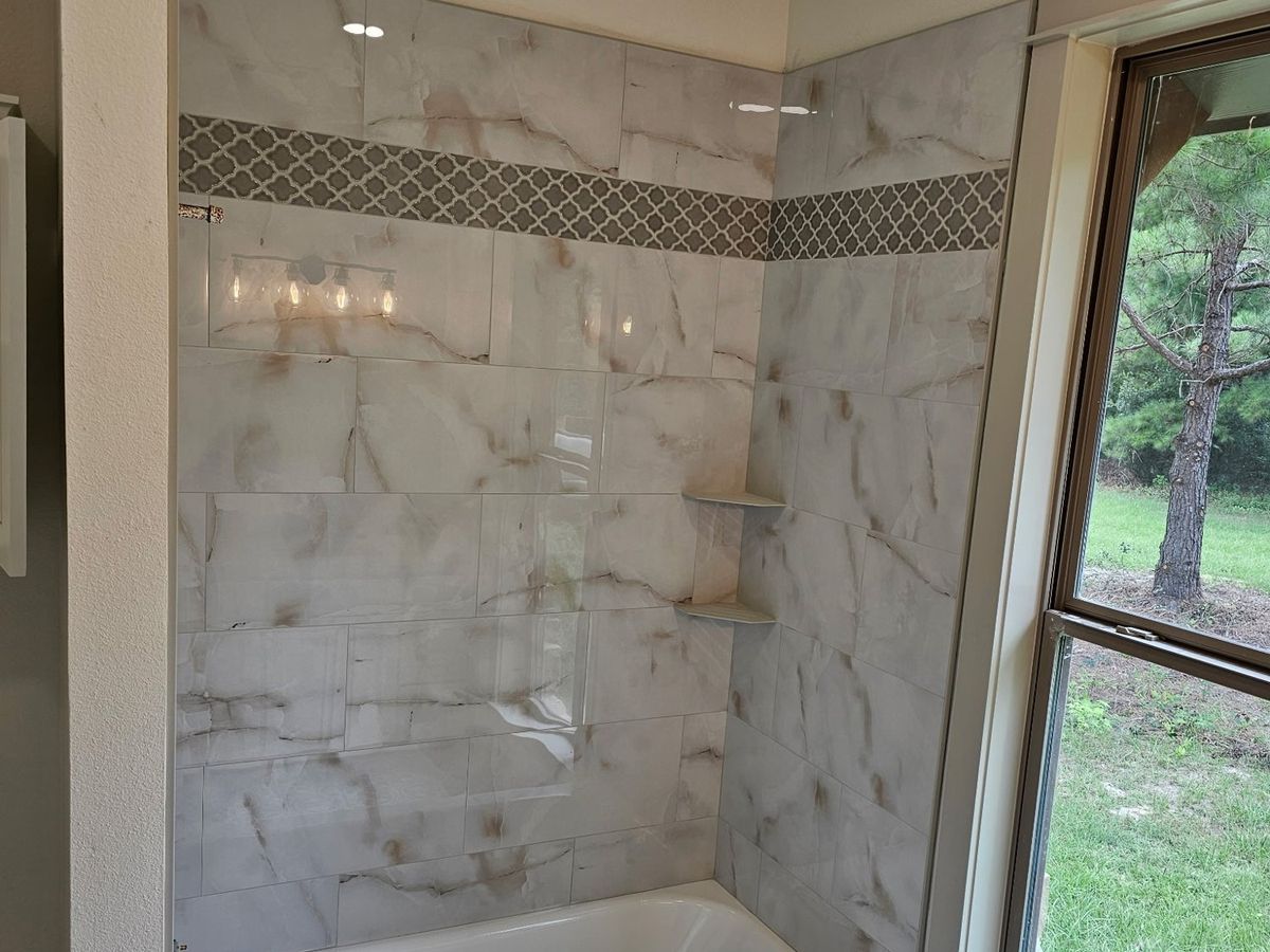 Marble tub surround with arabesque band