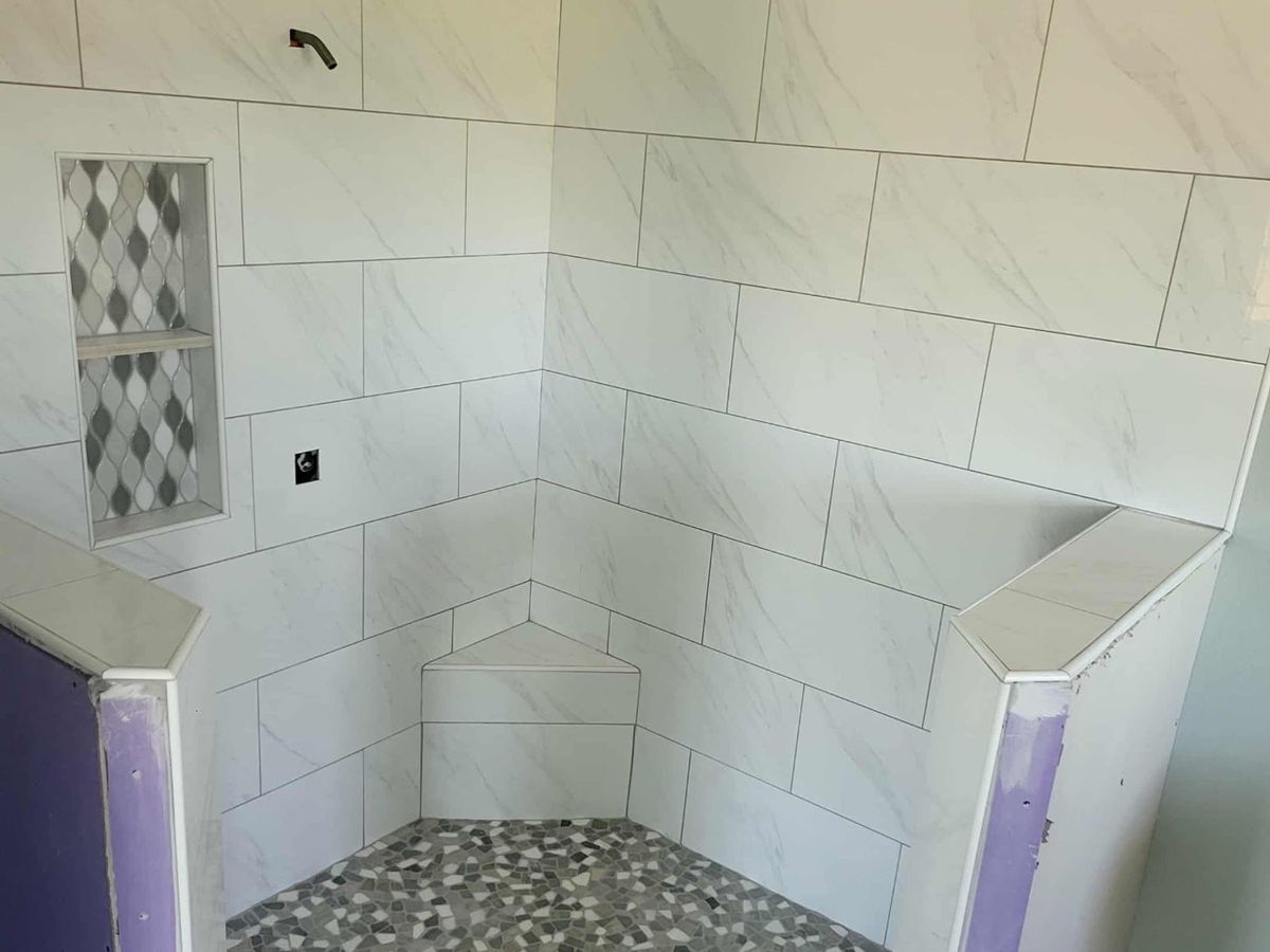 Corner shower with pebble pan