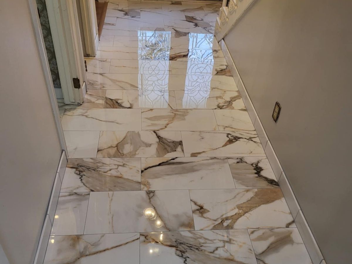 Marble-look tile entry
